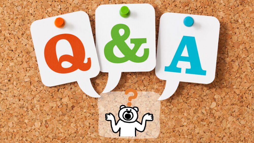 Q&Aの吹き出しと疑問を持つクマのイラスト（質問と回答のイメージ）