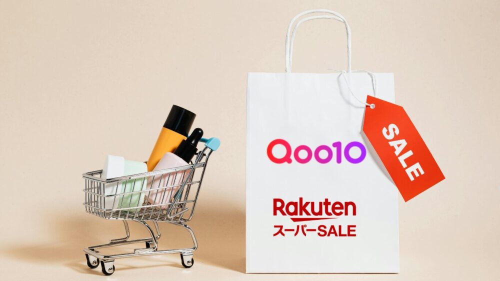 Qoo10とRakutenスーパーSALEのロゴが印刷された白い紙袋と、ミニチュアのショッピングカートにコスメボトルが入った様子。紙袋には「SALE」と書かれた赤いタグが付いている。ベージュの背景。