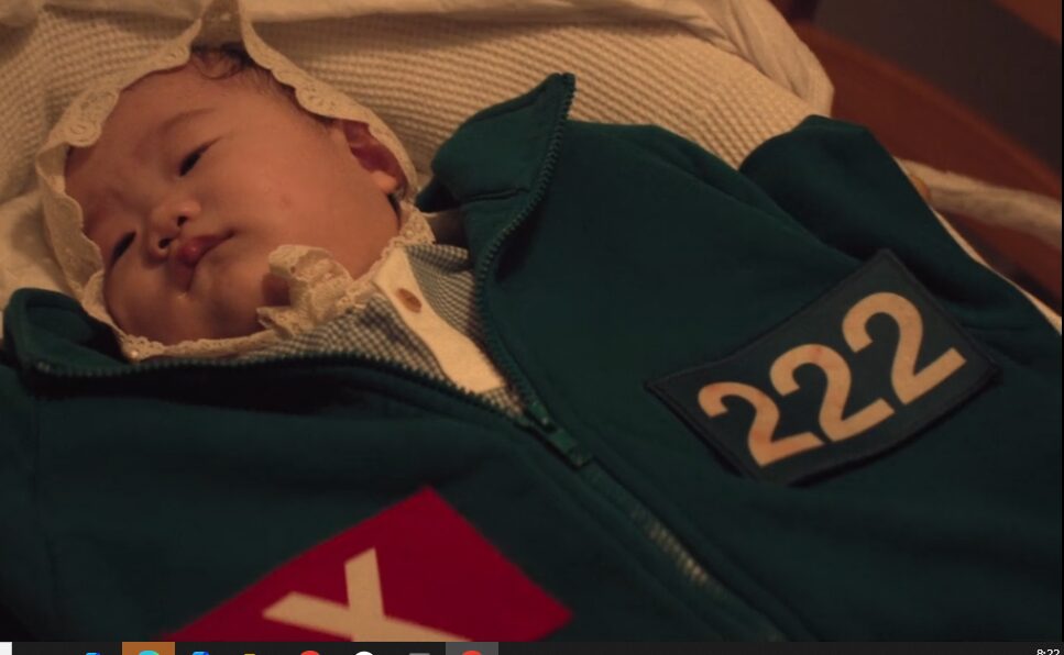222番のジャージにくるまれた赤ちゃん
