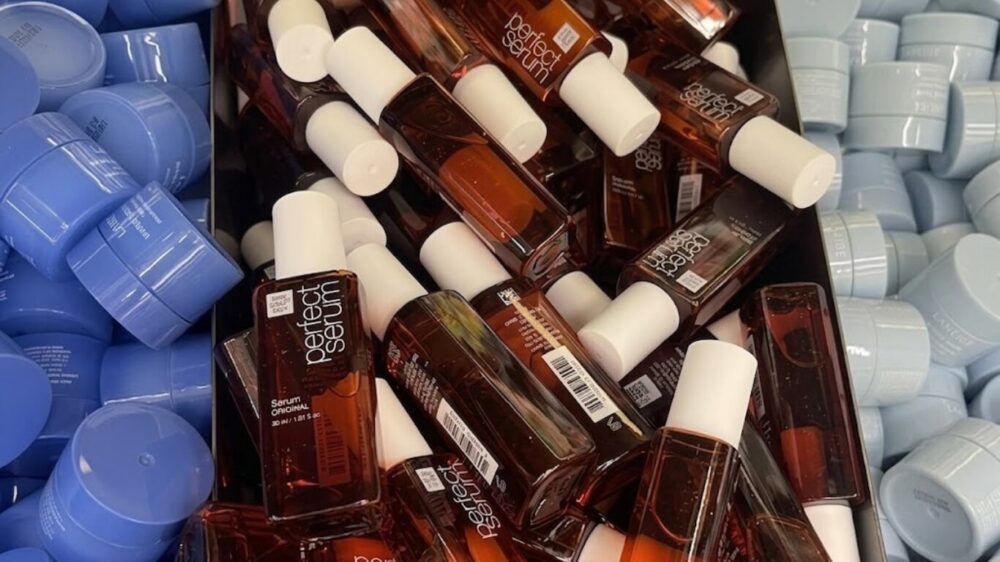 韓国マスクショップで安く販売されている美容液商品の山積み状態