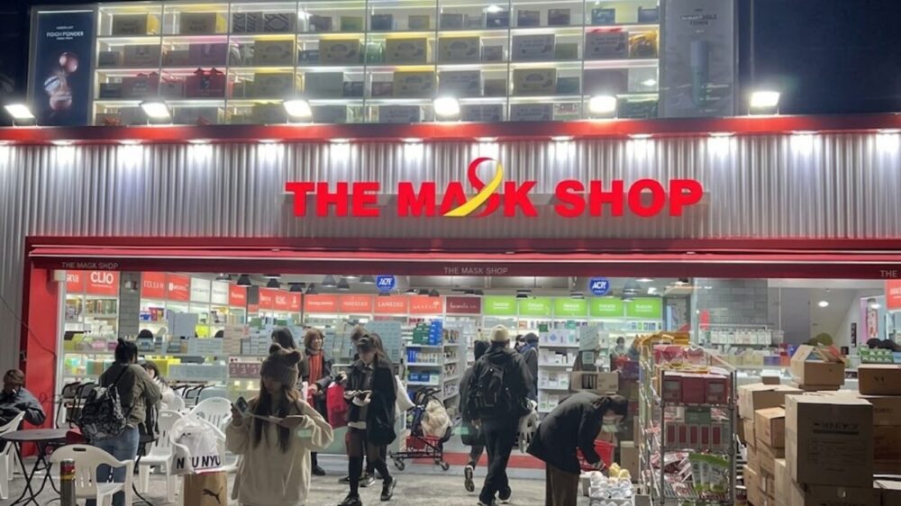 韓国東大門にあるマスクショップの外観 店舗前に並ぶ観光客の様子
