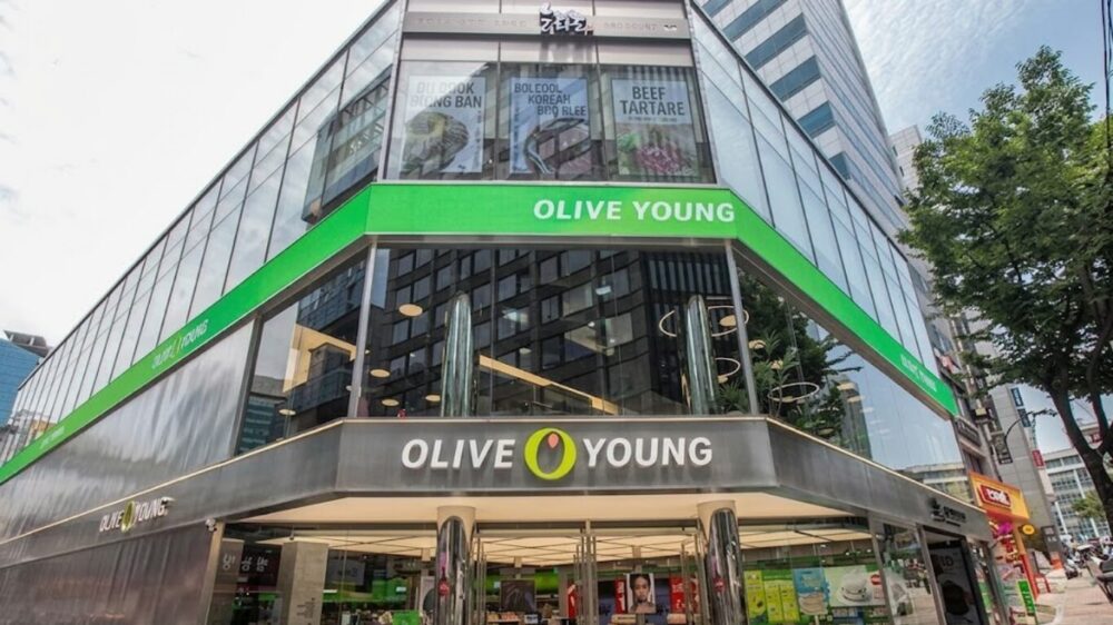 全面ガラス張りのモダンな韓国のオリーブヤング(OLIVE YOUNG)店舗外観。