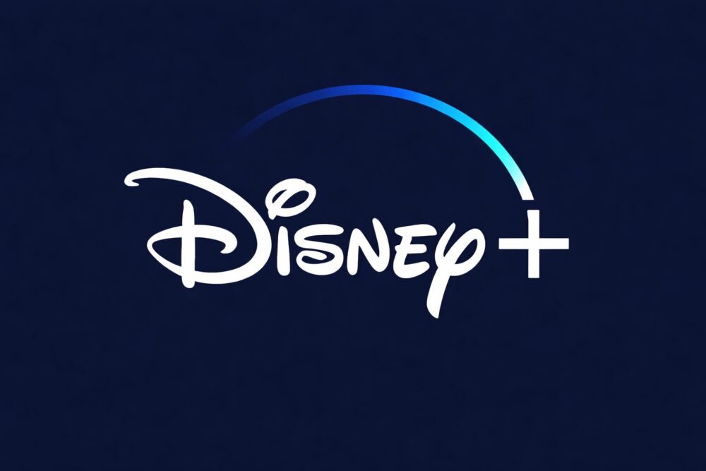 青い背景に表示されたDisney+のロゴ