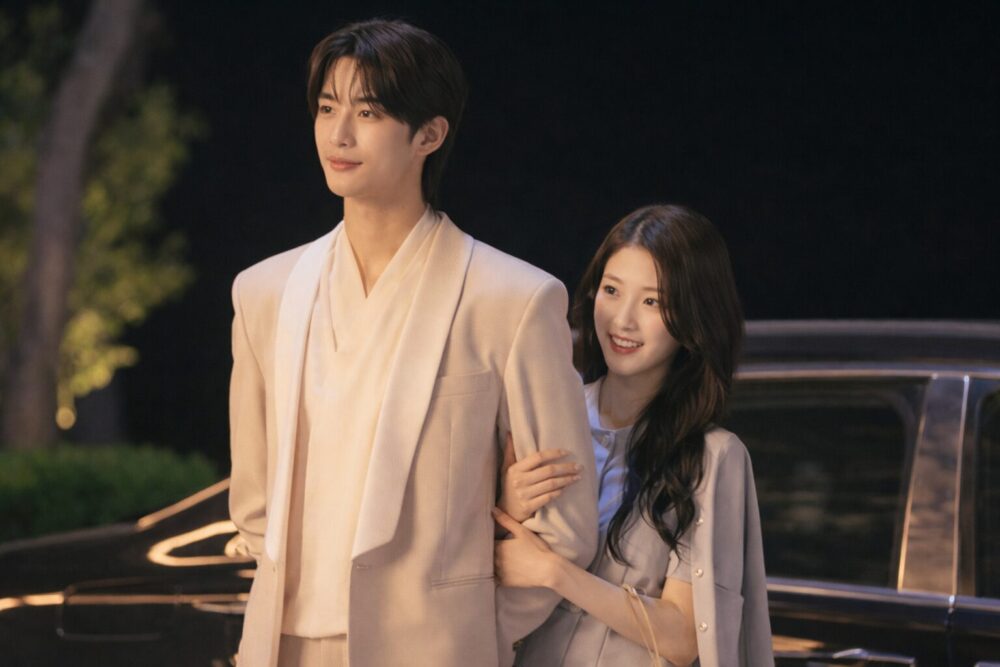 夜の屋外で腕を組んで歩く韓国人カップル