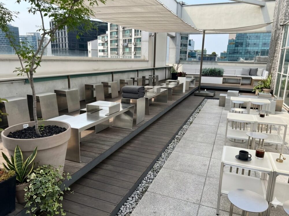 ソウル延南洞の延茂莊（ヨンムジャン）8階建てビルの屋上テラスから望む絶景カフェ