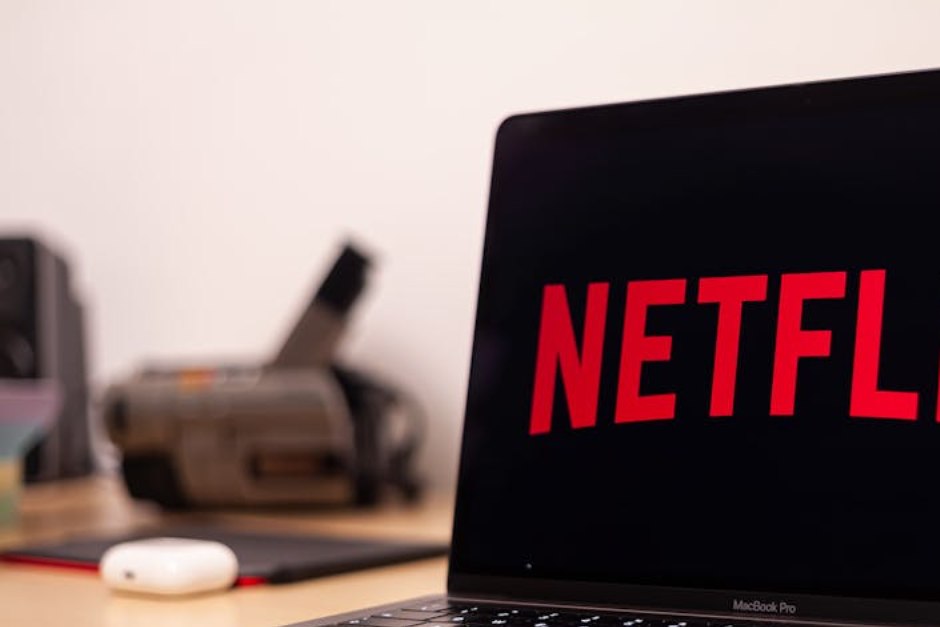NetflixやディズニープラスなどVOD配信サービスを比較して韓国ドラマを選ぶイメージ、ノートパソコンの画面