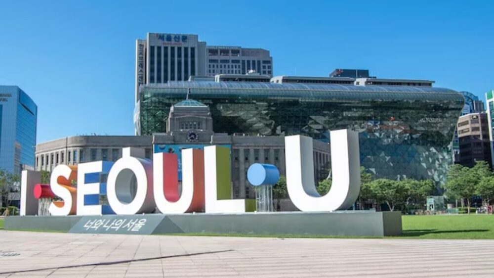 韓国ソウル市庁前広場のI・SEOUL・U看板と新庁舎の景色、2026年6月の初夏ソウル旅行ゴールデンタイムにおすすめの定番観光スポット
