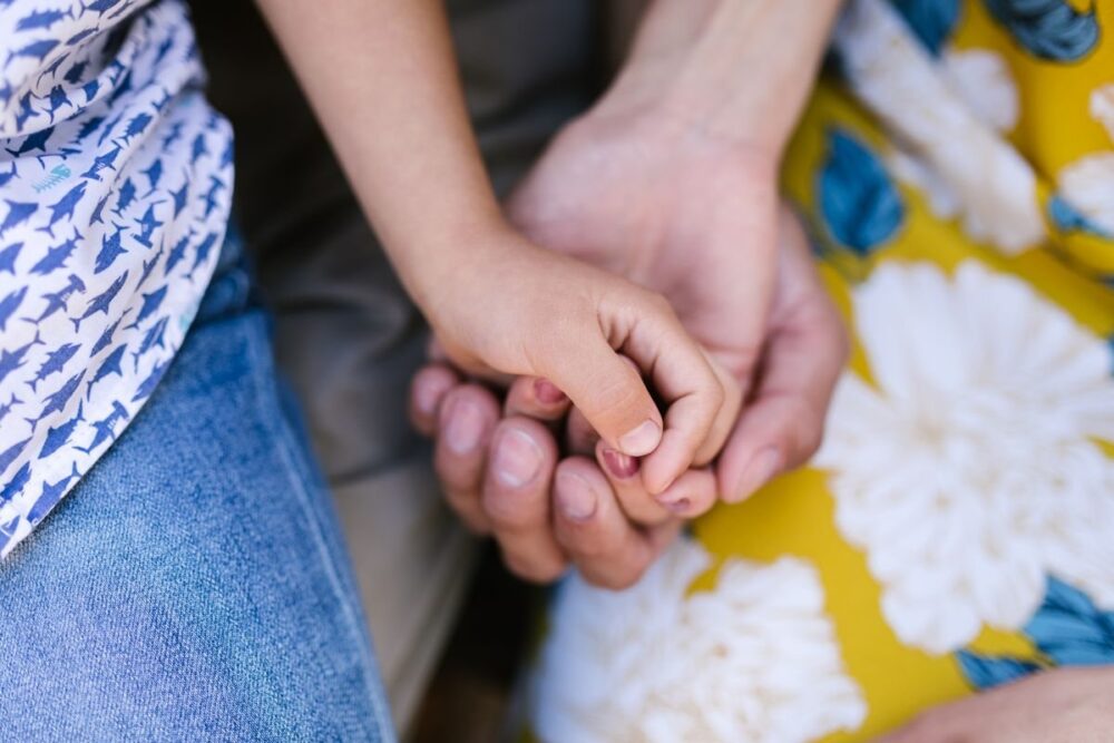 J.Yパークの再婚した嫁や2人の子供との家族構成をイメージした手をつなぐ親子の写真