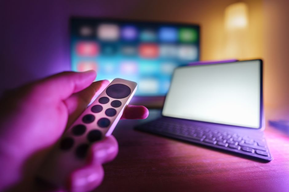 NetflixやディズニープラスなどVOD配信サービスを比較して韓国ドラマを選ぶイメージ、ノートパソコンの画面
