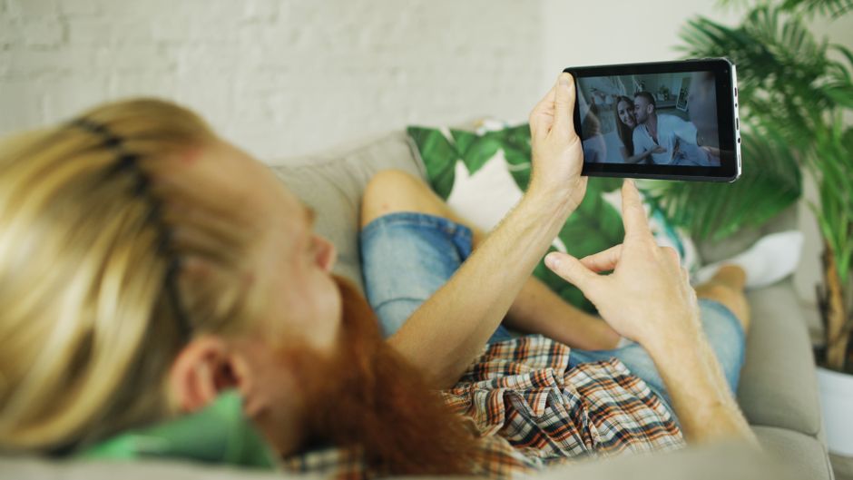 U-NEXTで韓国ドラマ君へと続く僕のドリームを視聴する方法、タブレットでくつろぎ見放題配信を楽しむイメージ