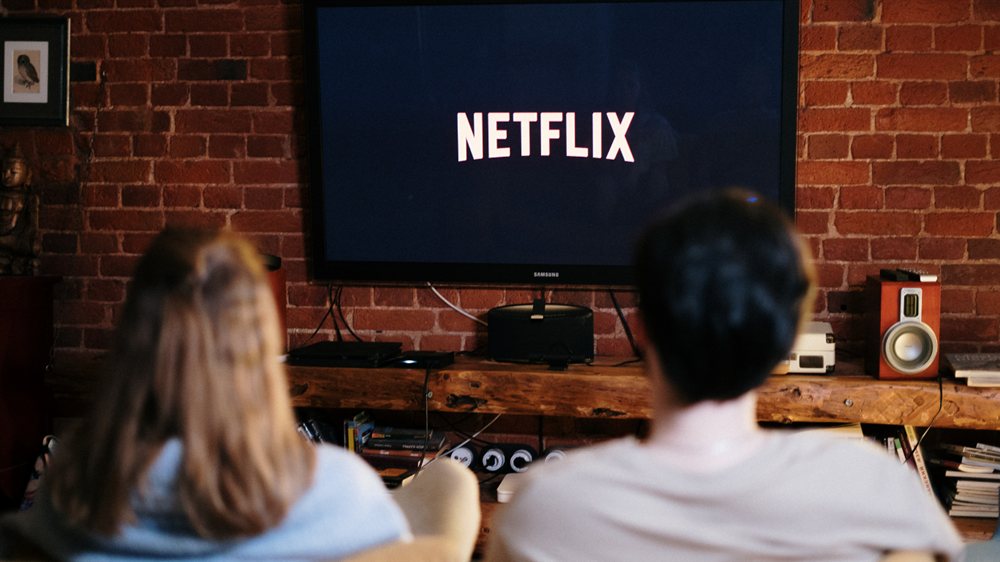 『マンションのお仕事』は日本ではNetflixで独占配信、自宅のテレビでNetflixを視聴して楽しむ様子