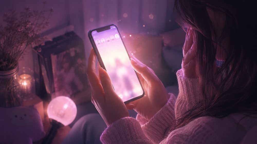スマートフォンでBTSの声明を見つめるファンの手元のイメージイラスト
