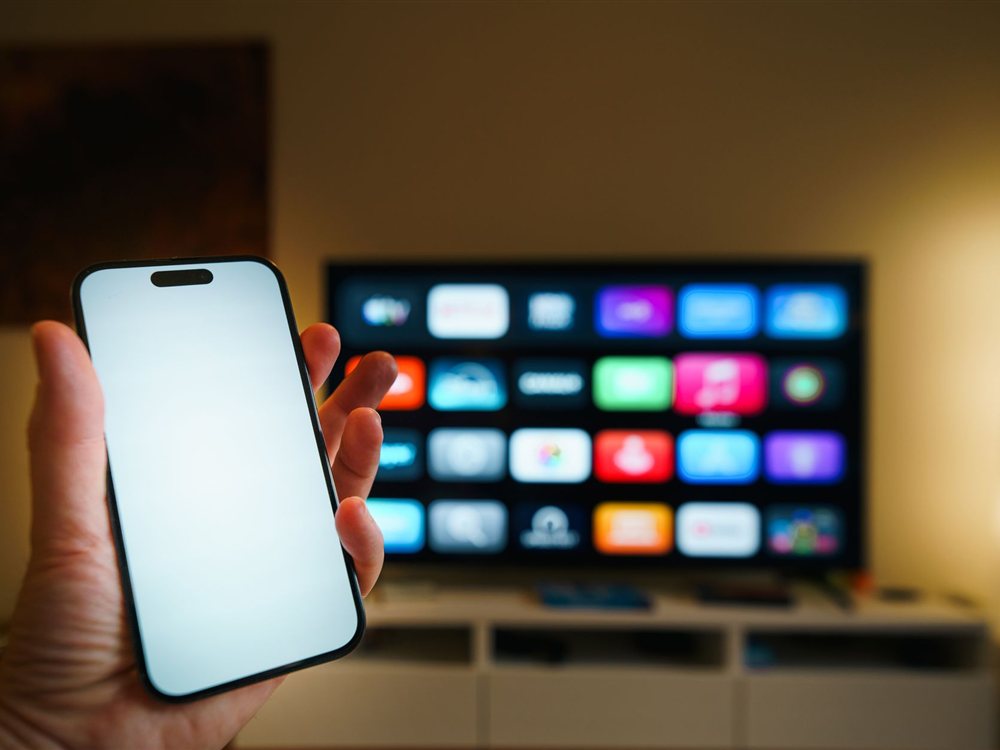 模範タクシー3が2026年6月からHulu・U-NEXTなど動画配信サービスへ拡大、スマホとテレビで視聴するイメージ