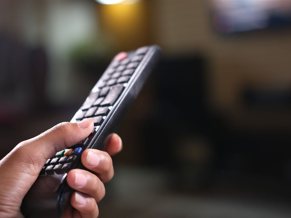 復讐代行人3模範タクシーをLemino見放題でテレビ視聴するイメージ、リモコンを操作する手元