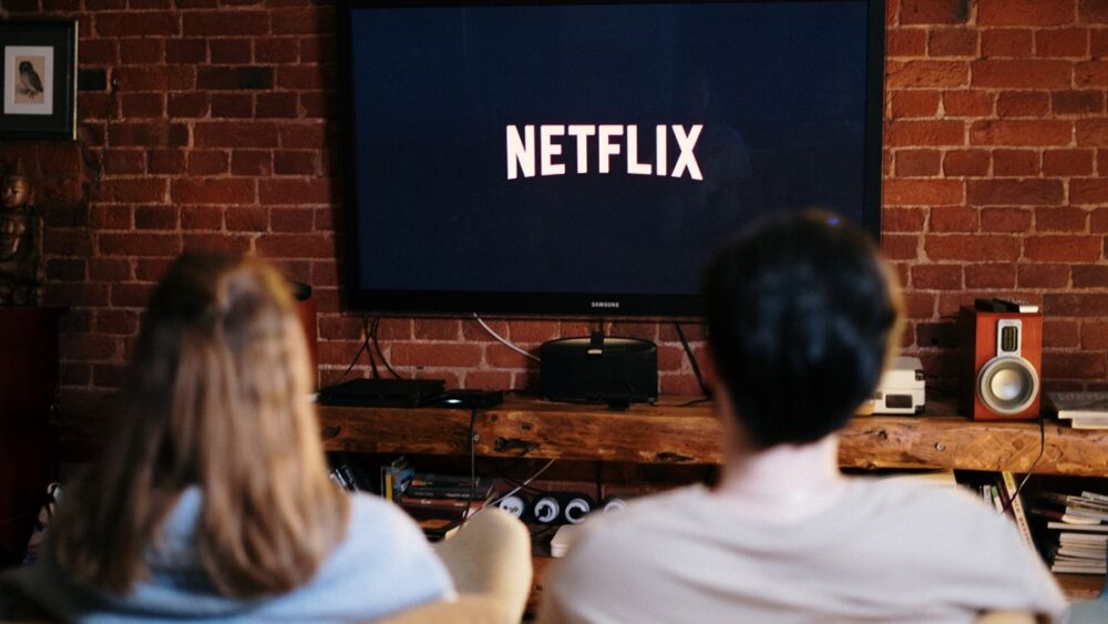 鉄槌教師はNetflixで独占配信（リビングのテレビでNetflixを視聴するイメージ）