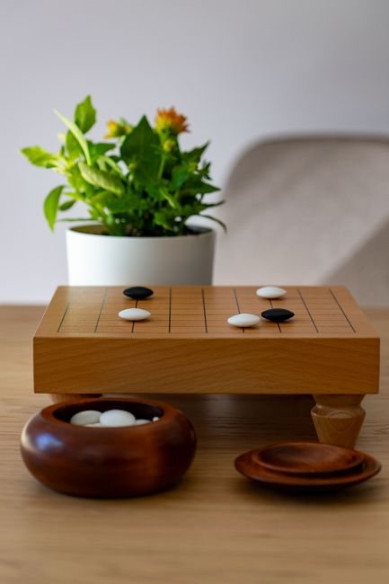 ユ・アイン復帰作『スンブ：二人の棋士』を象徴する囲碁盤と碁石、イ・ビョンホン共演の実話映画イメージ