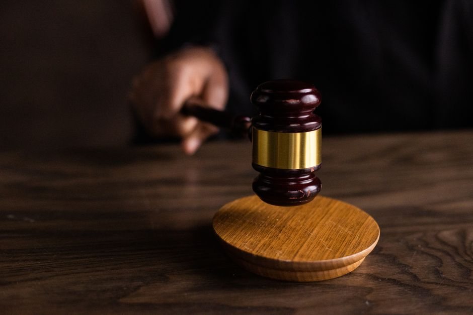 ユ・アイン薬物事件の裁判と執行猶予付き判決確定を象徴する法廷の木槌イメージ