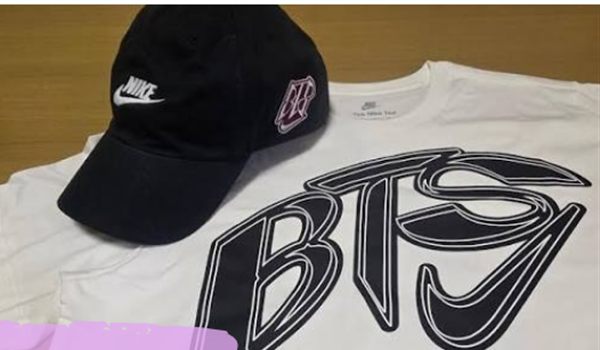 NIKE×BTSコラボのキャップとTシャツ