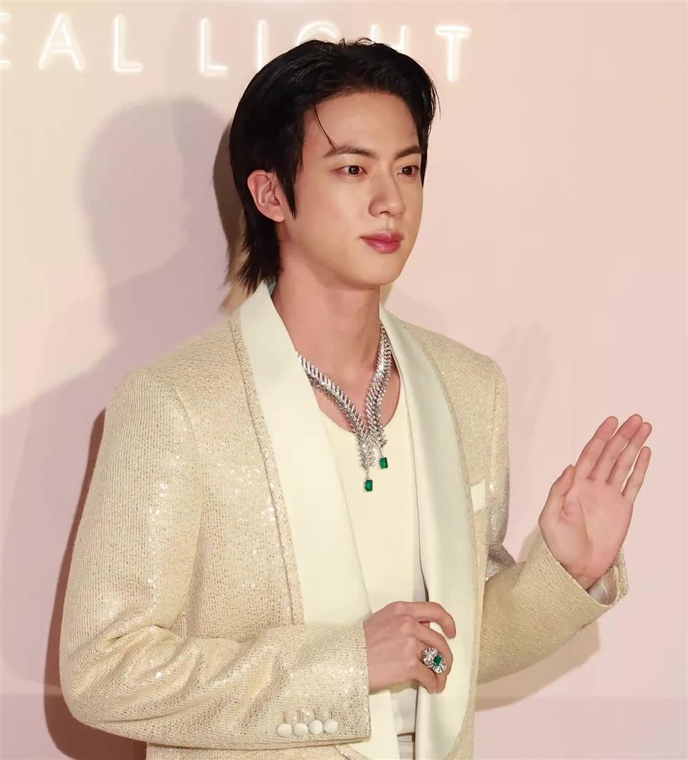 2025年3月、メゾン・フレッドのイベントに出席したBTSジン