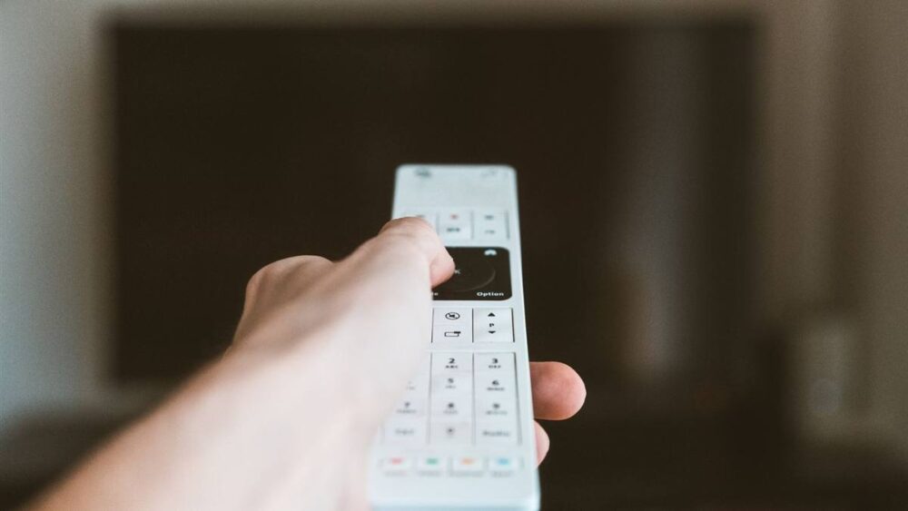 俺はもう我慢しないを配信で視聴するイメージ。ソファでリモコンを操作する手元